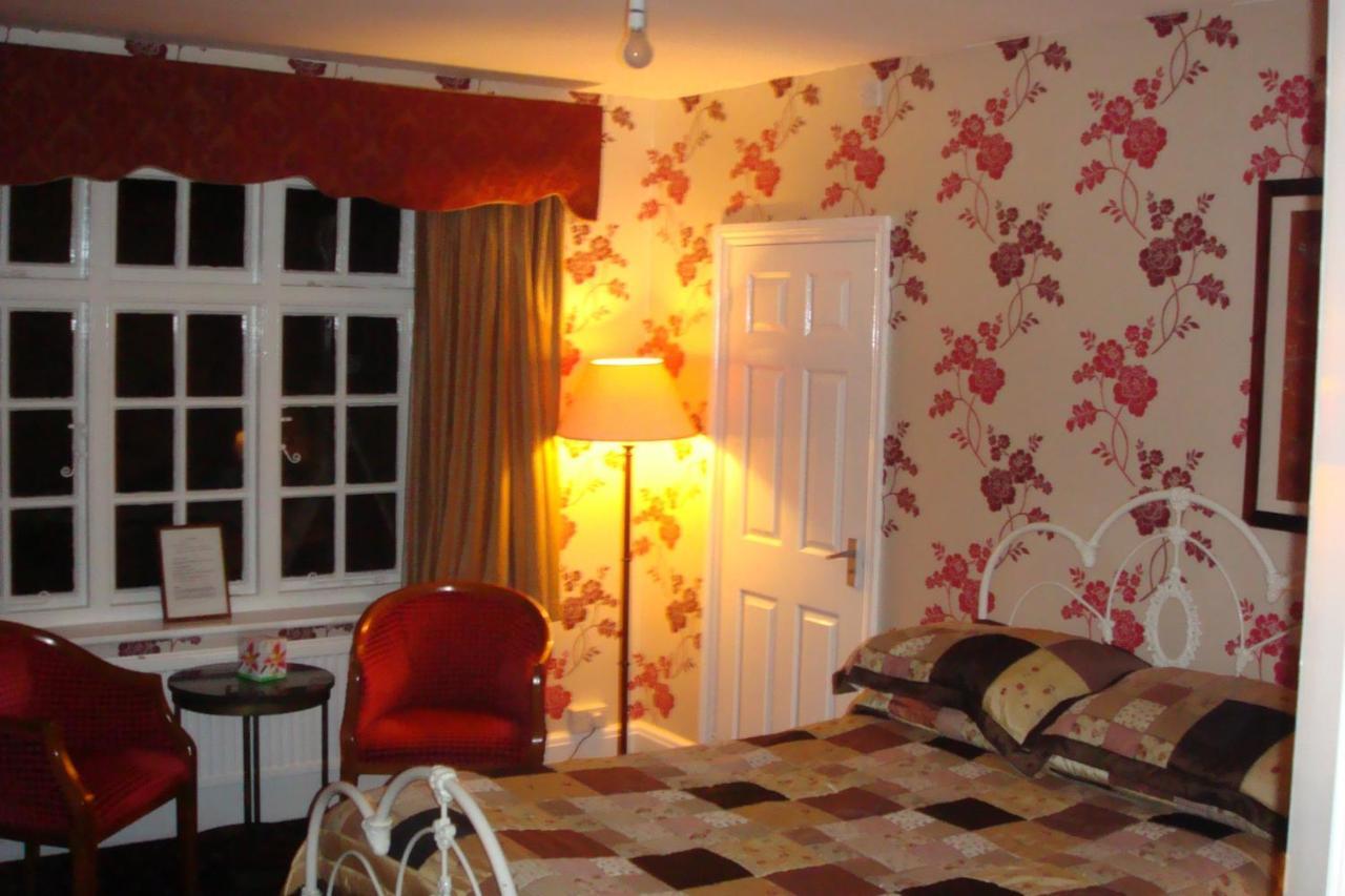 The Royal Standard Guest House Virginia Water Esterno foto