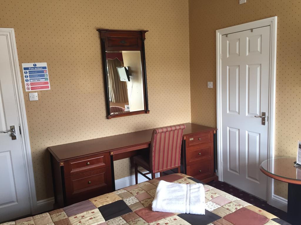 The Royal Standard Guest House Virginia Water Esterno foto