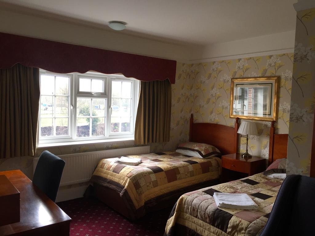 The Royal Standard Guest House Virginia Water Esterno foto