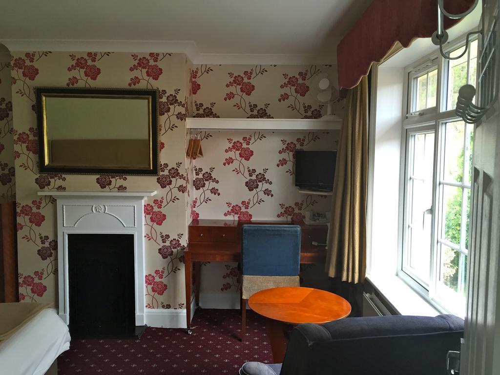 The Royal Standard Guest House Virginia Water Esterno foto