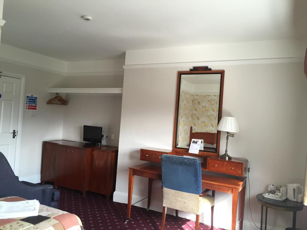 The Royal Standard Guest House Virginia Water Esterno foto