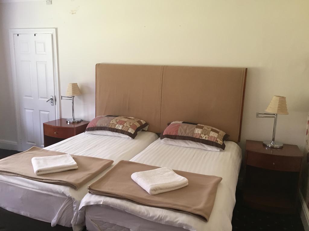 The Royal Standard Guest House Virginia Water Esterno foto