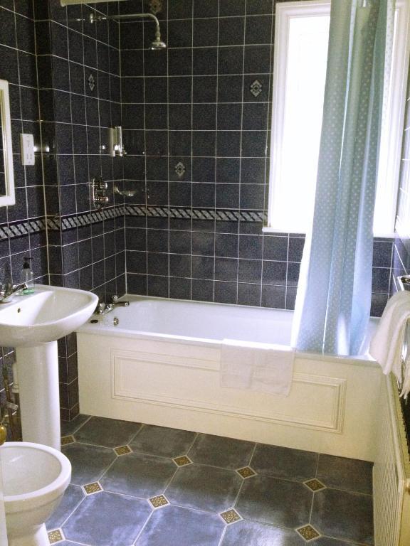 The Royal Standard Guest House Virginia Water Esterno foto